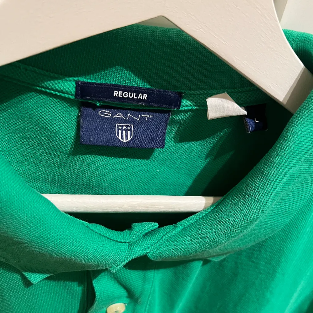 Grön pikétröja i regular fit från Gant. Storlek L. Mycket fint skick.  . T-shirts.