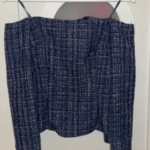 Zara tröja - Säljer denna fina zara tröja då den inte passar mig, och jag har därför aldrig kunnat ha på mig den. Den är alltså helt oanvänd, i storlek XS 🩷