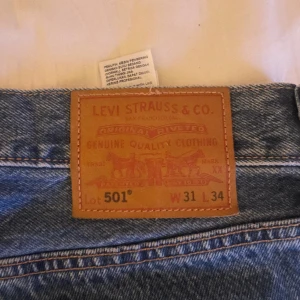 Levis 501 - Bra skick knappt använda, trendig färg.
