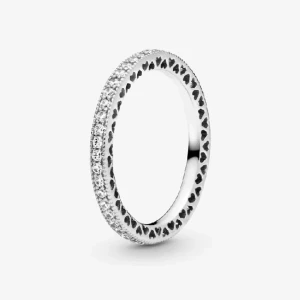 Silverring Pandora med Hjärtan och glitter - Superfin ring med glitter och hjärtan från pandora 💞 Nyskick och har inga defekter alls! Storlek 54. Kontakta vid några frågor 🤍