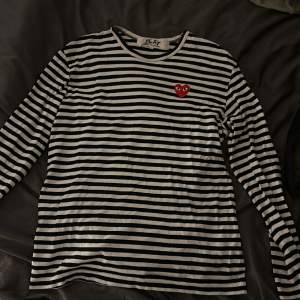 CDG Play longsleeve, använd fåtal gånger. Nypris 1379:- Skick 8/10. Size L, fits S/M