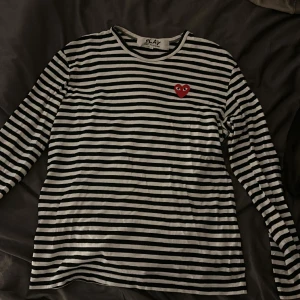 Comme Des Garçons Play longsleeve t-shirt - CDG Play longsleeve, använd fåtal gånger. Nypris 1379:- Skick 8/10. Size L, fits S/M