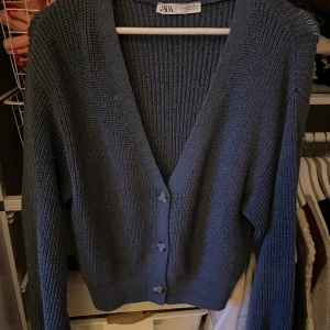 Kofta från zara  - Mörkblå kofta med ljusbruna/bruna knappar från zara i storlek M!  
