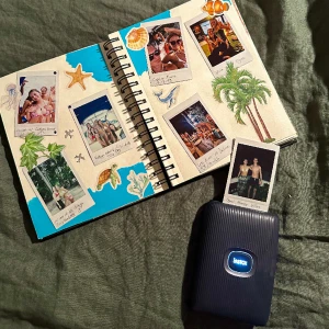 Polaroidbilder - Beställ fina polaroidbilder med ditt egna motiv🤍✨ Perfekt för dig som vill föreviga fina minnen med dina vänner🫶🏼 28kr per bild eller 10 för 245kr  Frakt 15kr