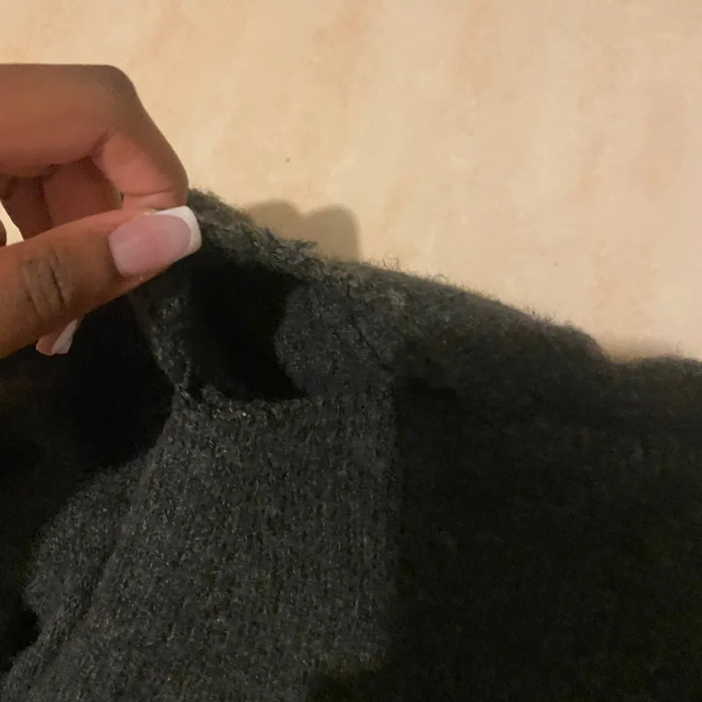 Stickad tröja från Hm i färgen mörkgrå. Knappt använd. Tröjor & Koftor.