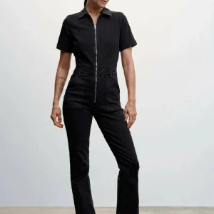 Jumpsuit  - Säljer denna fina jumpsuit då den är lite för kort för mig (177cm). Använd fåtal gånger. Säljer den även i blått i min profil! Betalning sker vi Swish!💙pris kan diskuteras!