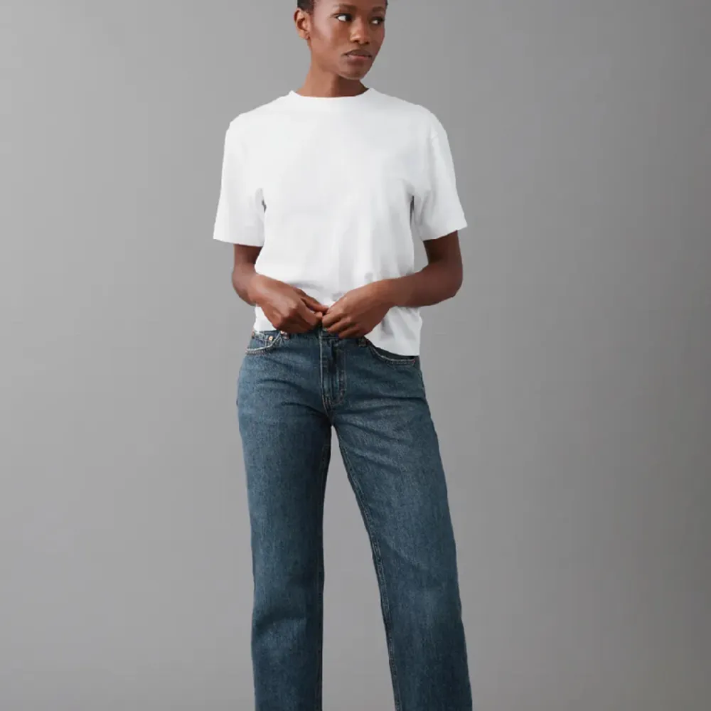 Low straight jeans ifrån Gina tricot. Har andvänts väldigt få gånger. Säljer pågrund av att dem är förstora💕Orginal pris är 499. Jeans & Byxor.