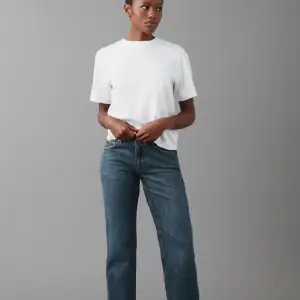 Low straight jeans ifrån Gina tricot. Har andvänts väldigt få gånger. Säljer pågrund av att dem är förstora💕Orginal pris är 499