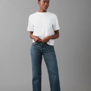 Low straight jeans  - Low straight jeans ifrån Gina tricot. Har andvänts väldigt få gånger. Säljer pågrund av att dem är förstora💕Orginal pris är 499