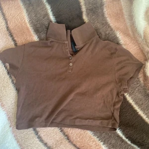 Brun topp med krage - en fin topp, passar bra till sommaren. inga synliga fel
