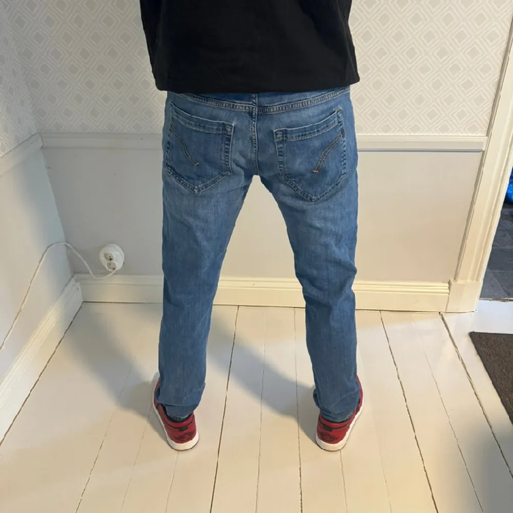 Blåa Dondup jeans storlek 34. Jeansen är knappt använda.  Tveka inte på höra av dig vid funderingar . Jeans & Byxor.