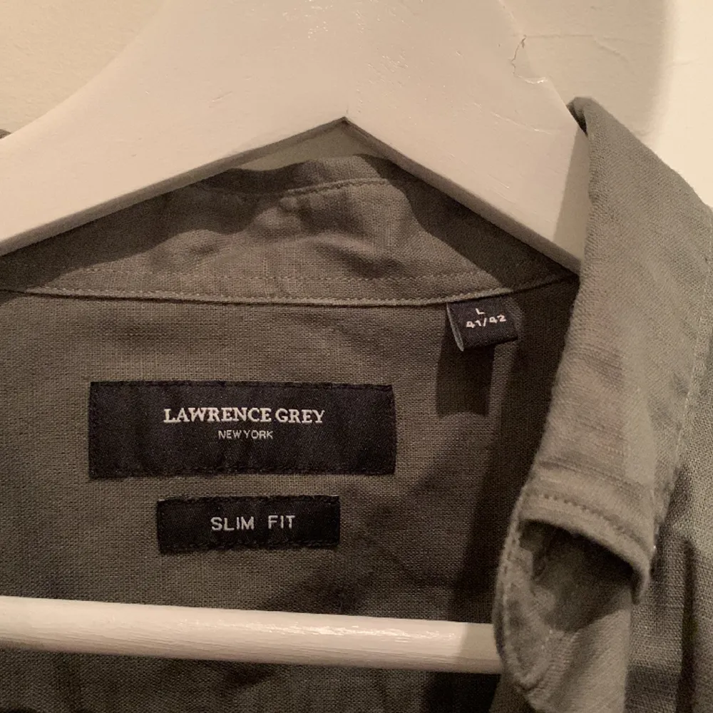 En supersnygg Lawrence Grey skjorta i storlek L (41/42) som kommer va perfekt nu när sommaren snart är här. Inga defekter och knappast använd, passform är slim fit. Skriv vid övriga funderingar🙌🏼. Skjortor.