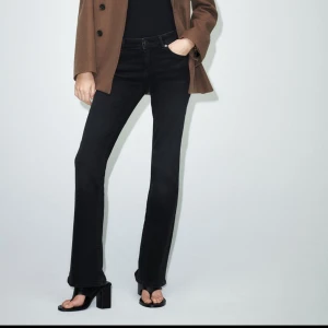 Zara bootcut  - Säljer nu mina populära lowwaist bootcut jeans från Zara då jag inte får någon användning av de längre. Sällan använda så i väldigt bra skick