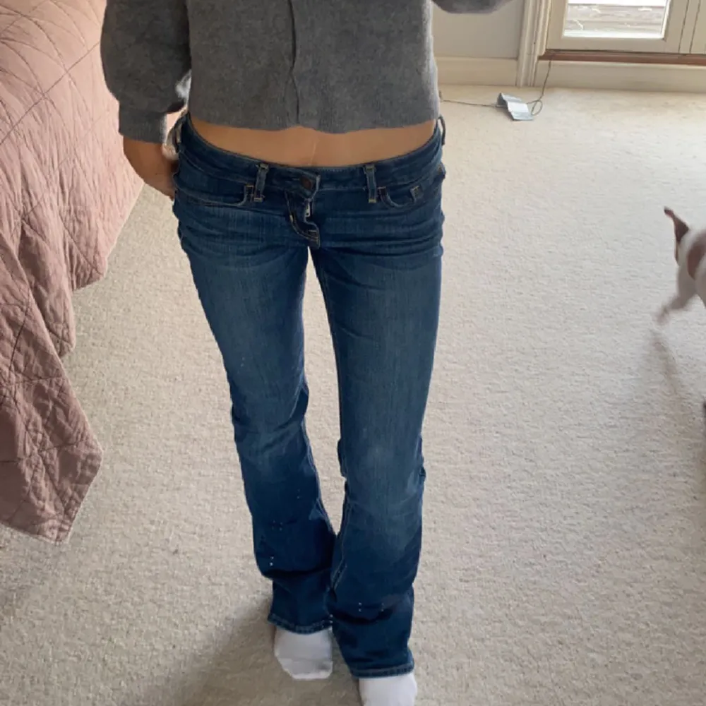 Säljer dessa super snygga hollister jeans som är lowwaist med midjemåttet 35cm och innerbenslängden 77cm. De är i bra skick då de inte så använda. . Jeans & Byxor.