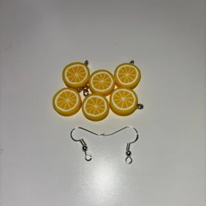 Citron berlock som örhängen  - Dessa är örhängen som jag gör själv. Ni bestämmer själva vilken färger ni vill ha. Men det finns bara de färger som är med på bilderna. Dessa är aldrig använda. Skriv till mig om du undrar något. OBS! När du köper denna kommer du endast köpa ett par!