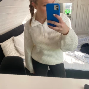 Stickad Zip-up  - Superfin och skön stickad zip-up tröja från nakd. Bra skick. Storlek S, nypris ca 400kr.🤍🤍