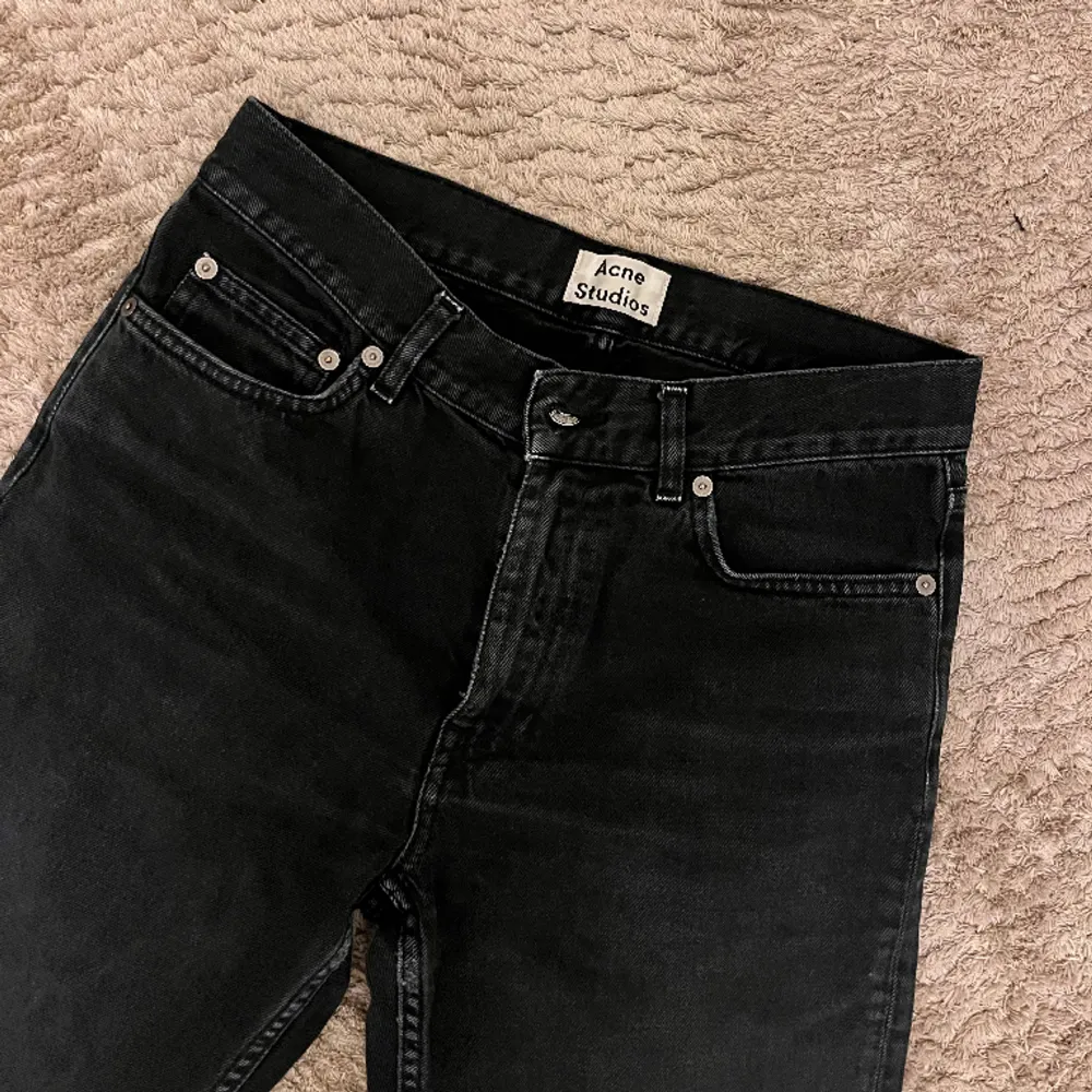 Vintage acne jeans i en grå/svart tvätt. I modellen ”Boy Black”, endast använda några gånger och i bra skick. De är i storlek w24L32. . Jeans & Byxor.