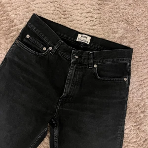 Acne jeans  - Vintage acne jeans i en grå/svart tvätt. I modellen ”Boy Black”, endast använda några gånger och i bra skick. De är i storlek w24L32. 
