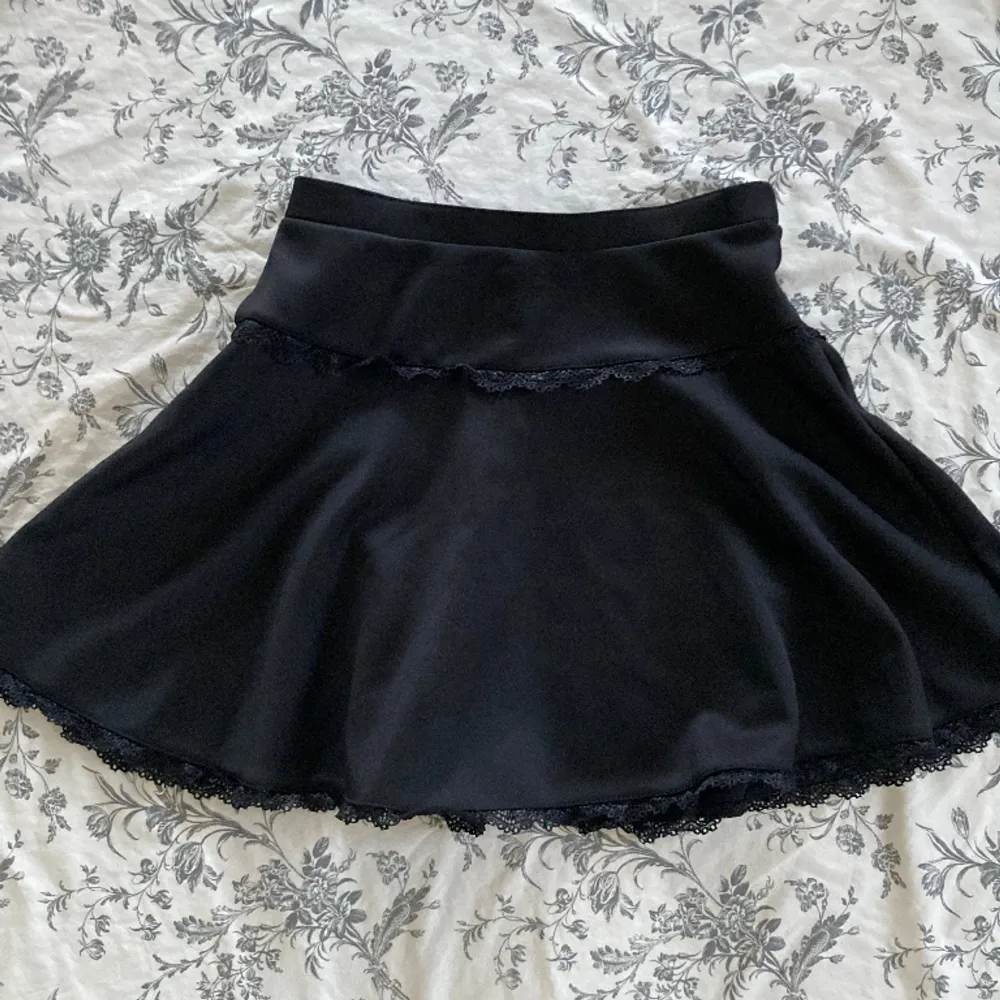 Söt kjol med spetsdetaljer jag köpte i USA för ca ~20$ Säljer då jag aldrig använt och nu byter stil 💕 Står SM men passar bättre på M enligt mig. Kjolar.