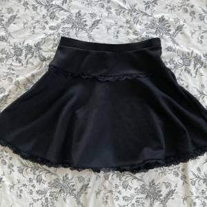 Söt kjol med spetsdetaljer jag köpte i USA för ca ~20$ Säljer då jag aldrig använt och nu byter stil 💕 Står SM men passar bättre på M enligt mig