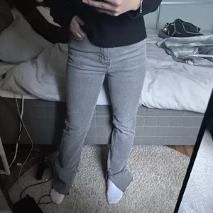 Grå jeans - Säljer dessa grå jeans från Ginatricot, använda en gång.