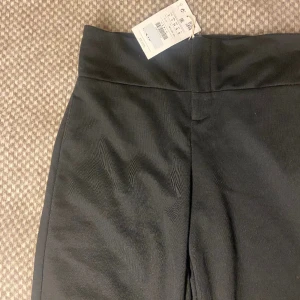 Lågmidjade byxor  - Slutsålda lågmidjade byxor från pull&bear!