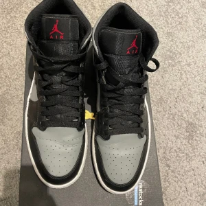Jordan 1 mid  - Jordan 1 mid Shadow red!  Bra skick 8/10 Nypris:2000 Skriv för fler bilder Storlek 47 men är mindre i storlek  