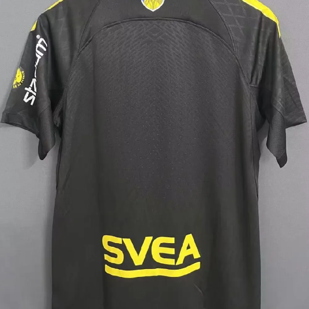 Säljer AIK tröja 2023 som jag fick i present eftersom den inte passar mig. Storleken är M Har inte använt den. Pris: 500 kronor men det kan också diskuteras. T-shirts.