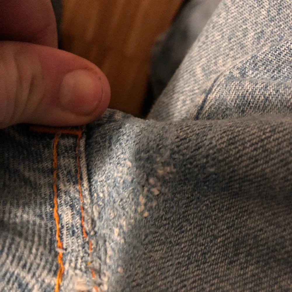 Nudie jeans i helt okej  skick. Finns två ställen där som ser slitna ut. Finns ett hål i vänstra fickan. Modellen är cirka 180. Hör av er om ni har några frågor😀. Jeans & Byxor.