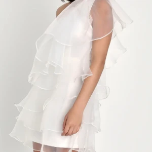 Studentklänning - Säljer min vita klänning från märket lulus, precis köpt men hittade en annan jag ville använda i stället på min student💕 Endast testad fåtal gånger, kom med eget prisförslag & kan släppa billigt vid snabb affär🙌🏼