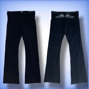 Yoga pants från Victoria secret - De är i strlk M men passar mig som vanligtvis har S i byxor. De är strechiga och är långa på mig som är 173. (Lånade bilder) förutom sista. Skriv till mig om ni vill ha fler bilder 