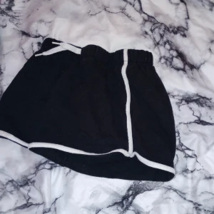 Svarta shorts  - Jättesköna och fina short! Perfekt att sova i eller bara ha! Dem är inte använda, max 2 gånger tror jag! Har bara provat dem.☺️
