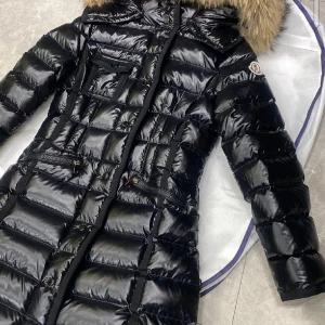 Moncler jacka dam  - Helt nya Moncler jackor. Beställs i sin storlek  spårningsnummer för du med. Skulle de vara problem med storlek eller något Så har du rätt att inom 14 dagar höra av dig för byte. Finns alla storlekar 