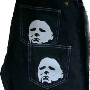 Michael Myers y2k byxor - En så sjukt bra par Michael Myers byxor som jag fick som present. Inkluderar 4 fickor där back på dem där bilderna sitter, Jag säljer dem eftersom jag brukar ha jätte stora byxor och dem här passade men inte direkt som mina andra byxor som är större.