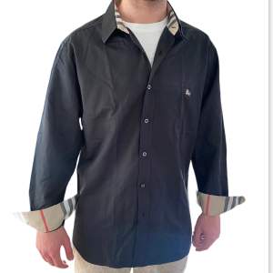 En burberry skjorta i väldigt bra skick, modellen är 187cm och brukar vanligtvis ha på sig L. Taggen står det xxl men sitter mer som en xl. Priset inte hugget i sten.