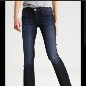 Säljer populära Mavi jeans köpta på zalando, säljer bara för bra pris (kontakta för egna bilder) köpta för ca 650kr