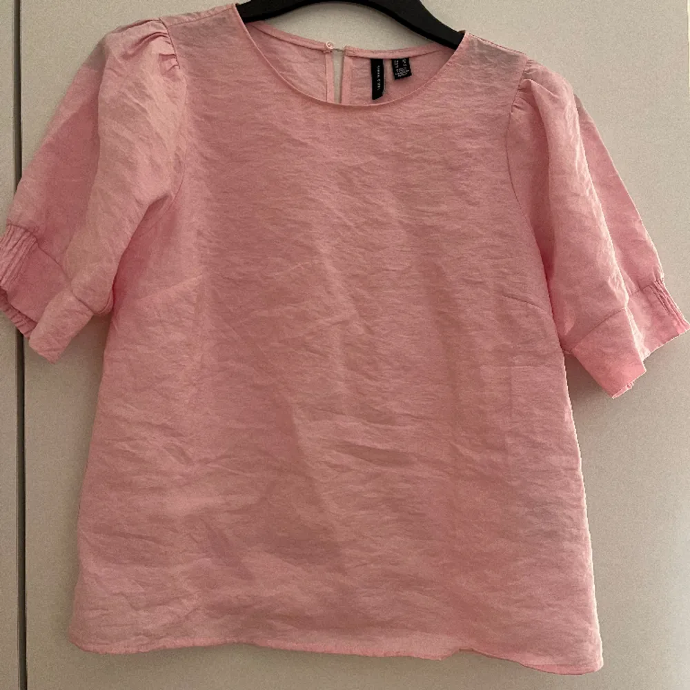 jättefin rosa t-shirt med puff ärmar, använda fåtal gånger och är i bra skick! från vero moda i ungefär mars 2023💓. Blusar.