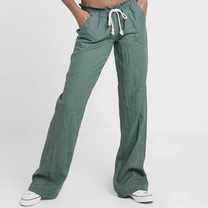 Roxy linnebyxor  - Jätte fina oliv gröna Roxy linnebyxor i stl S, fint skick och knappat använda. Ofta slutsålda! Köpta förra sommaren men kom inte till användning. Som nya, lågmidjade och längre i benen än dom vita Roxy linnebyxorna☀️