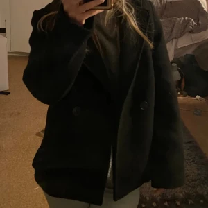 Kort kappa från hm❤️ - Jag köpte den nyligen på plick men kommer sälja den för att den inte såg ut som jag förväntade mig❤️LÅNAD BILD