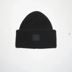 Acne mössa - Säljer denna acne mössa då den desvärre ej kommer till användning längre. Mössan är i super skick, egna bilder kan fås vid intresse. Nypris 1600 kr mitt pris 750 kr