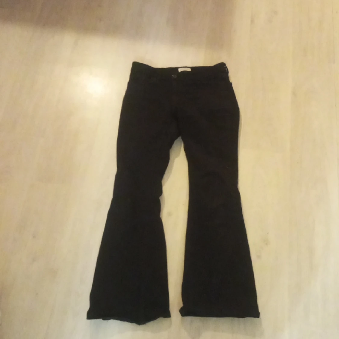 Säljer dom här bootcut jeansen pga att dom är för korta för mig.