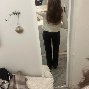 Full length jeans - Ett par jättefina jeans i längd 36, bra längd för mig som är 178 lång. Dom är high waist och har 26 i midjemått, sitter bra på mig som ofta har S/M på byxor. Säljer dom då den inte längre kommer till användning.   (Köparen står för frakten)