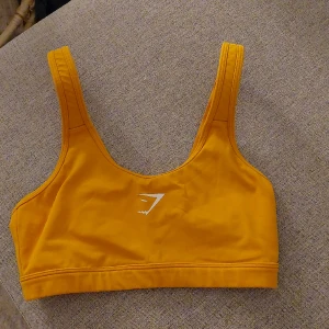 Sport bh Gymshark - Säljer av denna sport-bh från Gymshark då den har blivit för liten för mig. Fint skick, säljes utan vaddering/inlägg.  Storlek xs