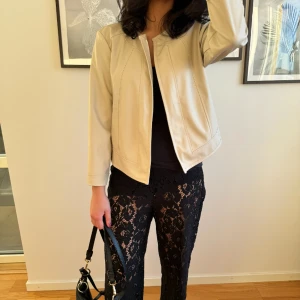 Beige jacka - Kräm färgad supersöt läderjacka 