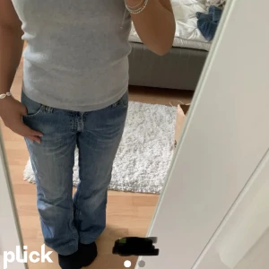 Lågmidjade lee jeans - Jättefina lee jeans som tyvärr är för små i midjan för mig💗de är insydda i midjan och längst ner av den förra ägaren. (Inte mina bilder)
