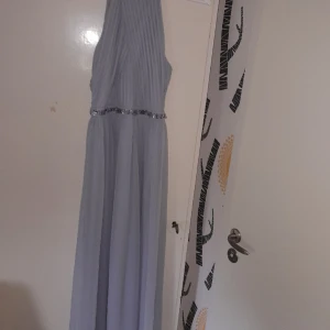 Balklänning  - Jag har bara använt den 2 ggr och den är fin.skriv i privat om det är något du undrar om :)