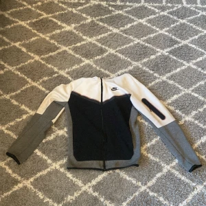 Nike tech fleece  - Svart, grå och vit sällsynt plagg, perfekt pass form för dig och passar med många olika outfits 