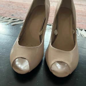 Högklackade skor - Högklackade skor beige lack