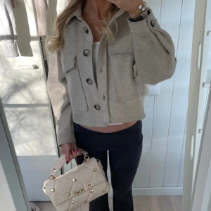 Kappa - Säljer min fina vårjacka, perfekt nu till våren. Så fin till lågmidjade jeans. Bra skick ❣️nypris 399