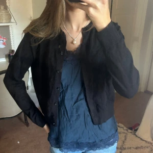Svart kofta  - Säljer denna svarta kofta. Sparsamt använd och därav väldigt bra skick💗💗